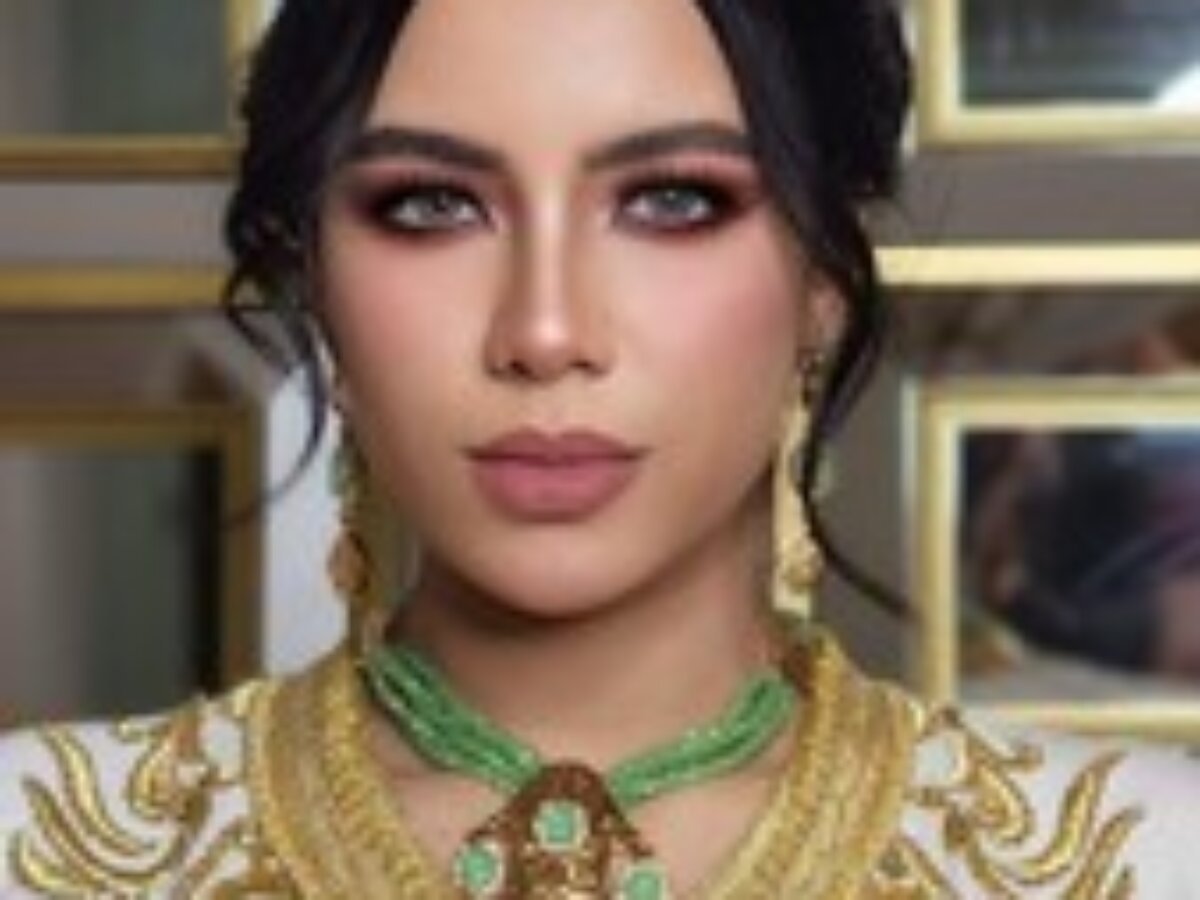 Hasnaa zine Make-up artist